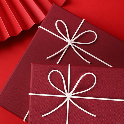 Pedido personalizado aceptado tapa de lujo y caja base para camiseta ropa embalaje regalo
