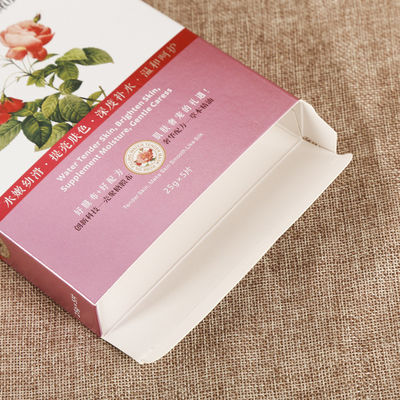 Máscara facial vegetariana rosa de caja blanca personalizable con impresión y embalaje de marca premium