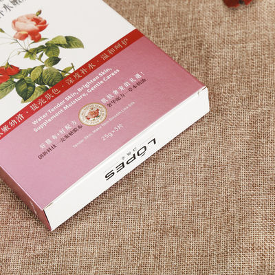 Máscara facial vegetariana rosa de caja blanca personalizable con impresión y embalaje de marca premium