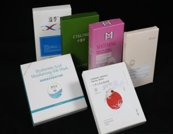 Máscara facial vegetariana rosa de caja blanca personalizable con impresión y embalaje de marca premium