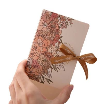 Hermosas y personalizadas cajas de regalo para la boda como cajas de chocolate y rosas cuadradas