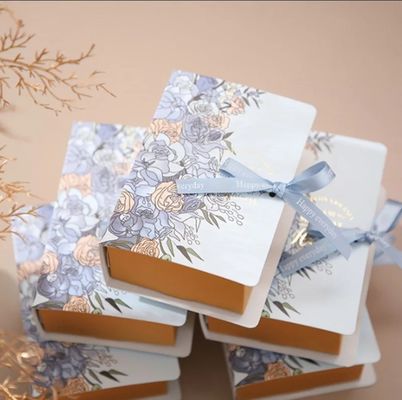 Hermosas y personalizadas cajas de regalo para la boda como cajas de chocolate y rosas cuadradas