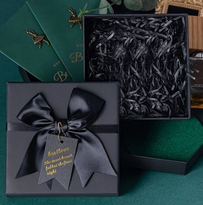 Caja de embalaje de regalo personalizado con logotipo dorado para ropa de camiseta y bufanda