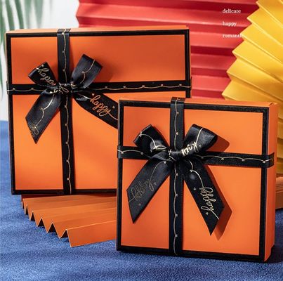 Caja de embalaje de regalo personalizado con logotipo dorado para ropa de camiseta y bufanda