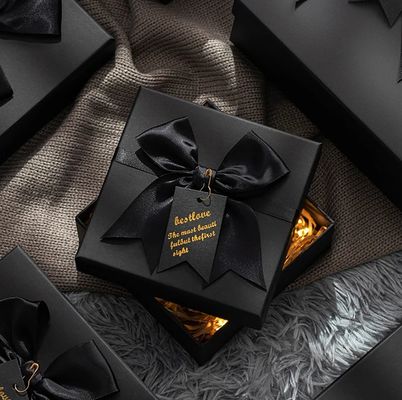Caja de embalaje de regalo personalizado con logotipo dorado para ropa de camiseta y bufanda