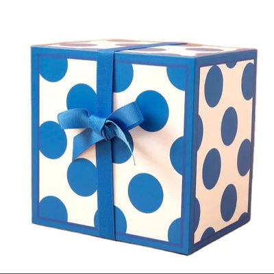 Caja de regalo cuadrada de lujo en relieve con cubierta de dulces e impresión de flores