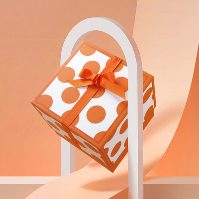 Caja de regalo cuadrada de lujo en relieve con cubierta de dulces e impresión de flores