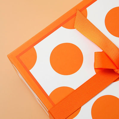 Caja de regalo cuadrada de lujo en relieve con cubierta de dulces e impresión de flores
