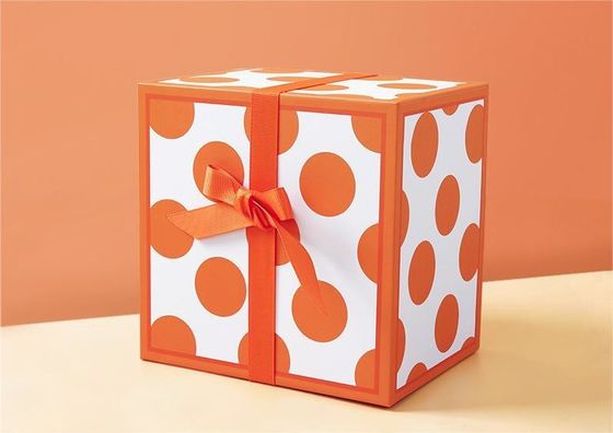 Caja de regalo cuadrada de lujo en relieve con cubierta de dulces e impresión de flores