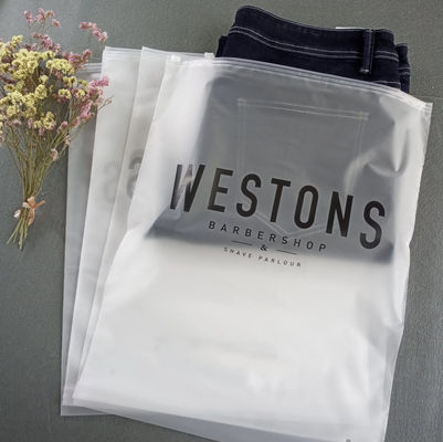 Impresión ecológica Bolsas de embalaje de plástico con cerradura con cremallera para ropa 0.08mm Polvo personalizado